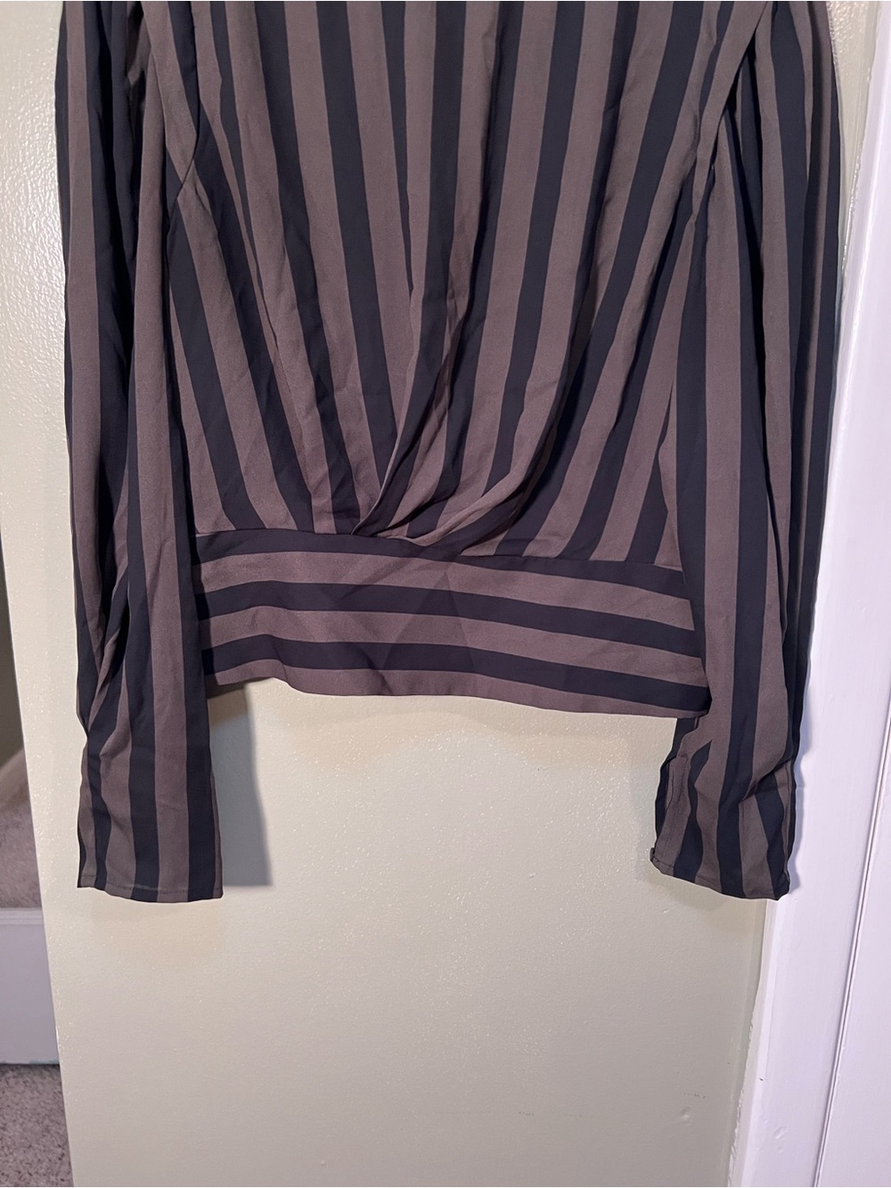 Express Women’s Size Medium Cropped Blouse Olive Green Black Stripes Puff Long - Picture 4 of 9